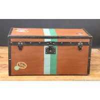 Flache Kofferraum Mit Hotel-Label Und Band Der Stall Flache Kofferraum Mit Hotel-Label Und Band Der Stall von malleencoin