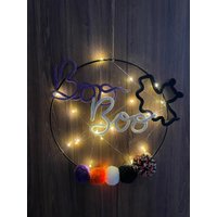 Türkranz| Halloween | Boo Wanddeko Türschmuck Fledermaus Metallring Schriftzug Strickschlauch Lichterkette Draht Schrift von mamiliebtschoenes