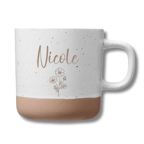 Personalisierte Tasse mit Namen und Gravur | Keramik Steingut Tasse mit Blumenmotiv | Geschenk für Freundin, Ehefrau oder Familie | Kaffeetasse 360ml groß | Geburtstags Geschenke Frauen (Name+Blume) von mamir home