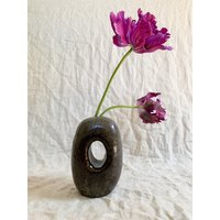 Passage Vase // Handgemachte Keramikvase Dunkelgraue Weidenglasur von mammothandminnow