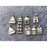 8 Teiliges Set Aus Holz - Strandhäuser Leuchtturm Und Segelschiffe Gelasert von manuskreativideen