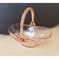 1930Er/1940Er Jahre Rosalinfarbene Glasschale/Korb Mit Rattangriff, Westeuropäisch Spätem Art Deco Und Folklore-Tendenz in Hervorragendem Zustand 1930Er/1940Er Jahre Rosalinfarbene Glasschale/Korb Mit Rattangriff, Westeuropäisch Spätem Art Deco Und Folklore-Tendenz in Hervorragendem Zustand von marcelrecords