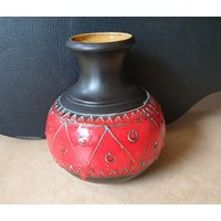 Bay Keramik 66-25 Große Bauchige Fat Lava West-Germany Design Vase, Leuchtend Rote Glasur, Abstrakte Grüne Linien Auf Satin Schwarz von marcelrecords