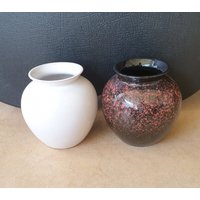 Ein Paar Veb Haldensleben 2984B, Ostdeutsche Keramik Bauchige Vasen Mit Makelloser Roter Und Schwarzer Marmorglasur Oder Elfenbeinglasur, 70Er Jahre von marcelrecords