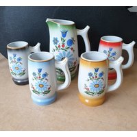 Lubiana Poland, Ein Set Von Fünf Fröhlichen Sixties-Krügen/Bierkrügen Aus Den 1960Er Jahren, Fantasieblumen in Funkelnden Farben Dekor Lubiana Poland, Ein Set Von Fünf Fröhlichen Sixties-Krügen/Bierkrügen Aus Den 1960Er Jahren, Fantasieblumen in Funkelnden Farben Dekor von marcelrecords