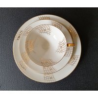 Retsch & Co. 21-31, Wunsiedel, Bavaria Splendid Modernist Cup Saucer Plate Trio Set From The 1940/50S, Abstract Cross-Hatched Gold Pattern von marcelrecords