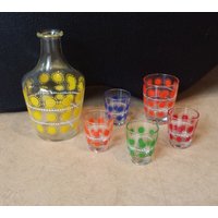 Seventies Buntes Glas Trinkset Aus Frankreich Mit Pünktchenmuster in Mehreren Brillanten Farben, Sehr Zeittypisch von marcelrecords
