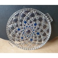 West-Germany Glas Tortenplatte, 1960Er Jahre Space Age Mandala "Atomic' Dekoration Mit Ungewöhnlich Blauem Inlay, Funkelndes Mid Century Design West-Germany Glas Tortenplatte, 1960Er Jahre Space Age Mandala "Atomic' Dekoration Mit Ungewöhnlich Blauem Inlay, Funkelndes Mid Century Design von marcelrecords