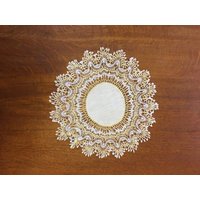 Vintage Gelb Und Weiss Deckchen Mit Leinen Center Vintage Gelb Und Weiss Deckchen Mit Leinen Center von margueriteslove