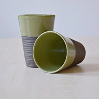 Becher Mit Rillen Aus Manganton, Innen Grasgrün Glasiert von marieskeramikshop