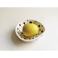 Handgefertigte Keramik Schwarz-Weiß-Muster Bio-Obstschale Salatschüssel Neutrales Dekor Glänzende Glasur Perfekt Zum Servieren Von Kunstkeramik Handgefertigte Keramik Schwarz-Weiß-Muster Bio-Obstschale Salatschüssel Neutrales Dekor Glänzende Glasur Perfekt Zum Servieren Von Kunstkeramik von martinapalacios