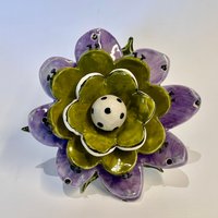 Bunte Lila Gartenblumenstecker, Wunderliche Keramik-Hofkunst Bunte Lila Gartenblumenstecker, Wunderliche Keramik-Hofkunst von maryjudy