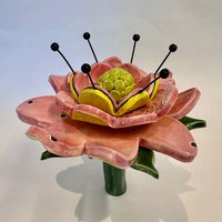 Ein Weiterer Miami P Nk Polka-Dot Keramik Gartenblumenstecker - Bunte Rosafarbene Töpferhofkunst von maryjudy