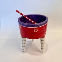 Wunderliche Knallrote & Violette Keramikschüssel Mit Handgemachtem Löffel, Gestreiften Füßen Beinen, Polka-Dots Wunderliche Knallrote & Violette Keramikschüssel Mit Handgemachtem Löffel, Gestreiften Füßen Beinen, Polka-Dots von maryjudy