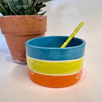 Wunderliche Polka Dot Keramik Servierschüssel Mit Handgefertigtem Löffel Wunderliche Polka Dot Keramik Servierschüssel Mit Handgefertigtem Löffel von maryjudy