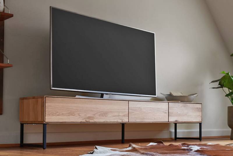 Lowboard Stirling aus massiver Wildeiche mit Metallgestell von massive-naturmoebel