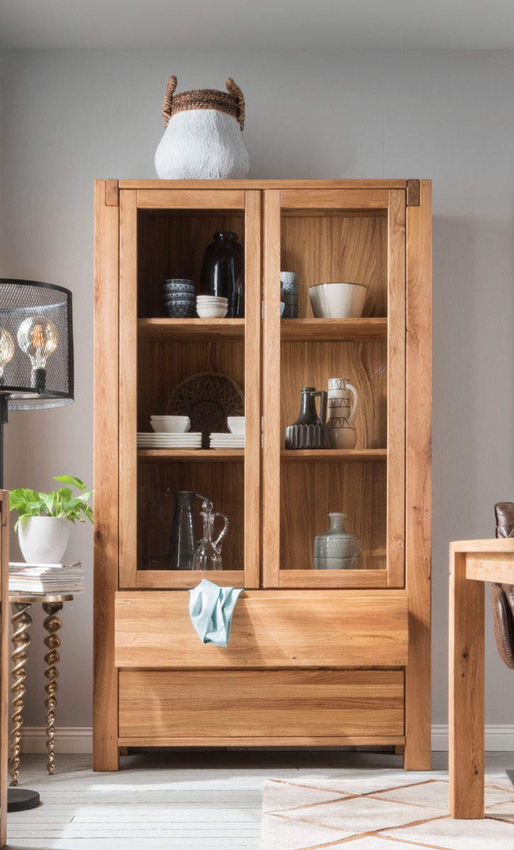 Vitrine Woodstock aus massiver Balkeneiche von massive-naturmoebel