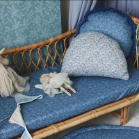 Blaue Retro Blumen - Regenbogen Kissen von matuu