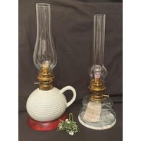 Vintage Frühe Keramik Weiße Gerippte Glasierte Keramik-Öllampe Mit Griff - Großer Runder Glasfuß Und Hoher Durchsichtiger von mcselective