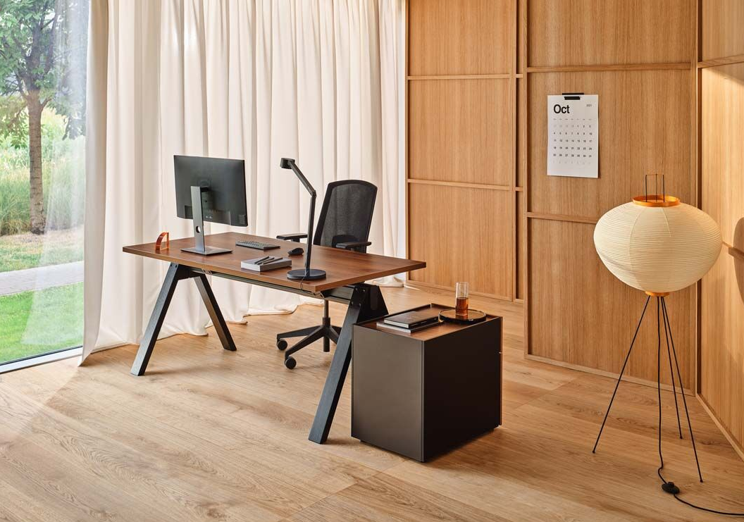 MDD VIGA Schreibtisch mit Holzfußgestell MDD VIGA Schreibtisch mit Holzfußgestell von mdd
