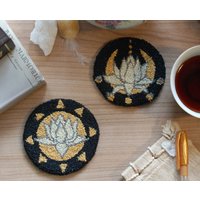 2Er Set, Sonne Und Mond Lotus Untersetzer, Needle Punch Mini Rug Art Tischdekoration von meaningoftheOBJEct