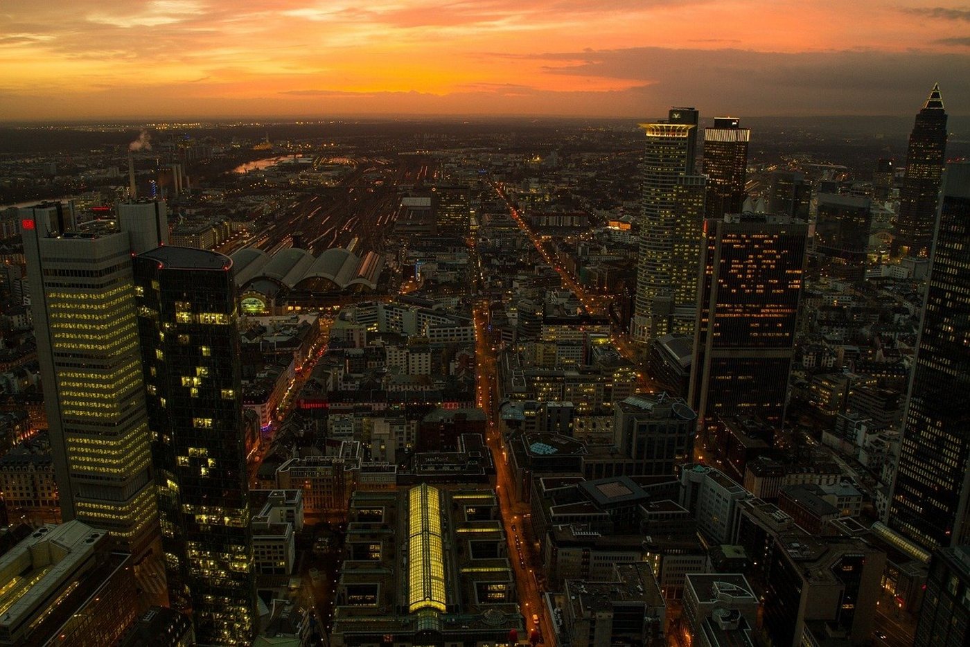 meberg Fototapete, Frankfurt, Fototapete Über den Dächern von Frankfurt Wandbild Vliestapete Motiv 200x300 cm City bei Nacht Stadt Deutschland von meberg