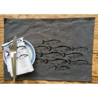 Tischset Aus Recycelter Baumwolle Mit Fischschwarm von meerspurig