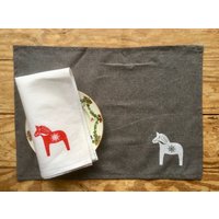 Weihnachtlicher Tischset Aus Recycelter Baumwolle Mit Dalapferd von meerspurig