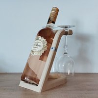 Weinflaschenhalter in Edler Holzoptik - Perfekt Als Geschenk Oder Dekoration 3D-Druck Mit Halter Für 2 Gläser von megahobbycreations