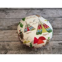 Kindersitzkissen Mit Tipis Und Bären in Beige Rot von meineliebstenundich
