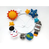 Babybett Mobile Mit Nasa Astronaut Und Raumsonde, Handgefertigt Aus Filz von messagefromspace