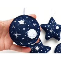 Besticktes Dunkelblaues Filz Ornament Set Mit Saturn Und Sternen, Christbaumschmuck Besticktes Dunkelblaues Filz Ornament Set Mit Saturn Und Sternen, Christbaumschmuck von messagefromspace