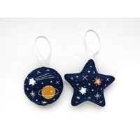 Besticktes Dunkelblaues Filz Ornament Set Mit Saturn Und Sternen, Christbaumschmuck von messagefromspace