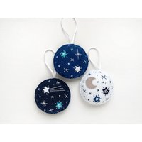 Besticktes Filz Ornament Set Mit Den Sternen Und Dem Mond, Christbaumschmuck von messagefromspace
