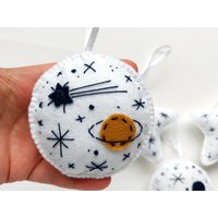 Besticktes Weißes Filz Ornament Set Mit Planeten Und Sternen, Christbaumschmuck von messagefromspace