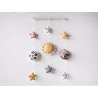 Filz Sonne Erde Mond Und Sterne Wandbehang, Wand Baby Mobile, Pastell Kinderzimmer Deko, Sonnensystem, Space Party Dekor, Shower Geschenk von messagefromspace