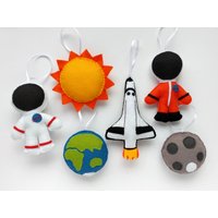 Handgemachte Weltraum Ornamente Aus Filz, Astronauten, Pendel, Planeten Handgemachte Weltraum Ornamente Aus Filz, Astronauten, Pendel, Planeten von messagefromspace