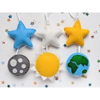 Sonne Erde Mond Sterne Filz Ornamente, Christbaumschmuck, Kinderzimmer Deko, Weihnachtsdekoration, Handgemachte Blau Weiß Gelb Sonne Erde Mond Sterne Filz Ornamente, Christbaumschmuck, Kinderzimmer Deko, Weihnachtsdekoration, Handgemachte Blau Weiß Gelb von messagefromspace