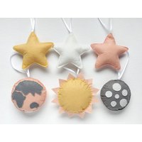 Sonne Erde Mond Sterne Handgemachte Filz Ornamente in Pastellfarben Sonne Erde Mond Sterne Handgemachte Filz Ornamente in Pastellfarben von messagefromspace