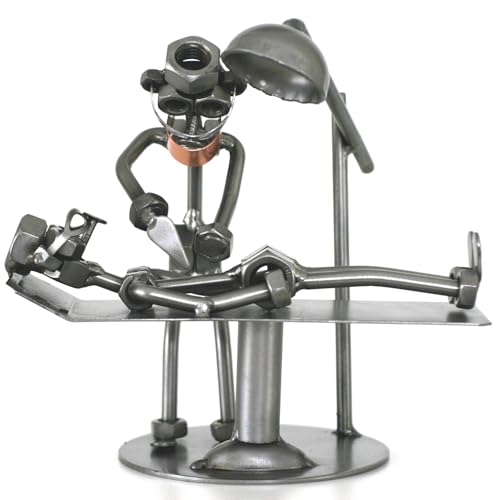 metalman24 Schraubenmännchen Chirurg OP-Tisch Arzt - Handarbeit Geschenkidee Metallfigur Metallmännchen Stahlfigur Schraubenmännle - Deko für Büro & Zuhause von metalman24