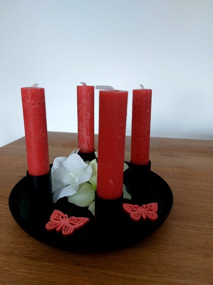 meytrade Dekokranz Frühlingsdeko Osterkranz aus Metall schwarz Tafelkerzen Kunstblumen, 9 teilig, 4 roten Kerzen,2 Holzschmetterlinge, 2 Kunstblumen,Schale von meytrade