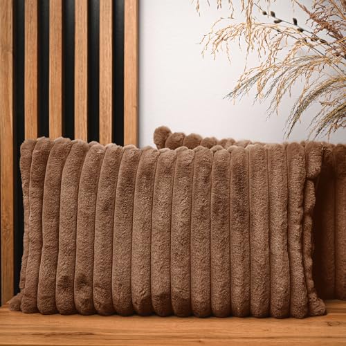 2er Set Kissenbezug 40x60 cm braun rechteck - aus Pelzimitat mit Nähten, mit Reißverschluss - dekorative Kissenbezüge für Kissen 40x60, Deko Schlafzimmer, Deko Wohnzimmer 2er Set Kissenbezug 40x60 cm braun rechteck - aus Pelzimitat mit Nähten, mit Reißverschluss - dekorative Kissenbezüge für Kissen 40x60, Deko Schlafzimmer, Deko Wohnzimmer von MG Design