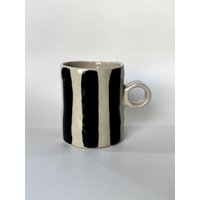 Handgemachter Großer Keramikbecher, Keramikbecher Mit Schwarzen Streifen , Kaffeebecher, Henkelbecher Gestreift von miakkeramik