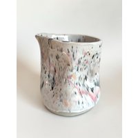 Handgemachter Keramikkrug , Weißer Mit Bunten Klecksen, Krug von miakkeramik
