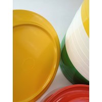Heller Massimo Vignelli 1970Er Stapelbares Essgeschirr + Servierschalen-Set Mid Century Melamin Melmac Picknick-Raum-Age Set Von 19 Teilen von mightyMODERN