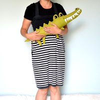 Riesiges Plüschkissen in Krokodilform. Aus Grünem Leinen, Beschichteter Baumwolle Und Watte Riesiges Plüschkissen in Krokodilform. Aus Grünem Leinen, Beschichteter Baumwolle Und Watte von milicancrelat