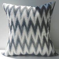 Neue 18 X Zoll Designer Handgefertigte Kissenbezüge in Blau, Warm Weiß, Grau Und Schwarz Ikat Chevron Neue 18 X Zoll Designer Handgefertigte Kissenbezüge in Blau, Warm Weiß, Grau Und Schwarz Ikat Chevron von milkandcookiesCanada