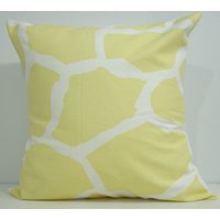Neue 18 X cm Designer Handgefertigte Kopfkissenbezug. Giraffe-Muster in Gelb Auf Weiß von milkandcookiesCanada