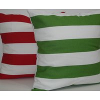 Zwei Neue 18 X cm Designer Handgefertigte Kissenbezüge in Roten Und Grünen Streifen Zwei Neue 18 X cm Designer Handgefertigte Kissenbezüge in Roten Und Grünen Streifen von milkandcookiesCanada