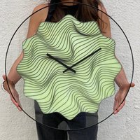Glow in The Dark Magic Waves Wanduhr Handbemalte Boho-Wanduhr Aus Geschmolzenem Glas Glow in The Dark Magic Waves Wanduhr Handbemalte Boho-Wanduhr Aus Geschmolzenem Glas von milliartGlass